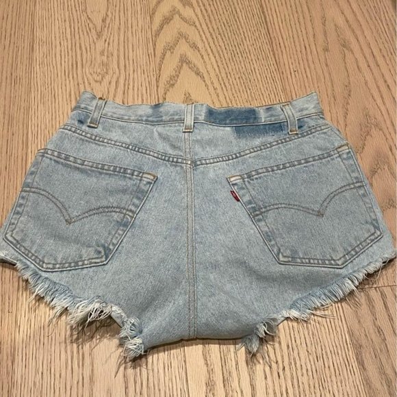 Levi’s 501 high rise denim shorts distressed size 26 - Picture 2 of 2
